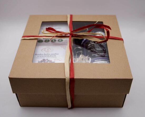 Dovanų rinkinys su skistu kūno ir plaukų muilu.